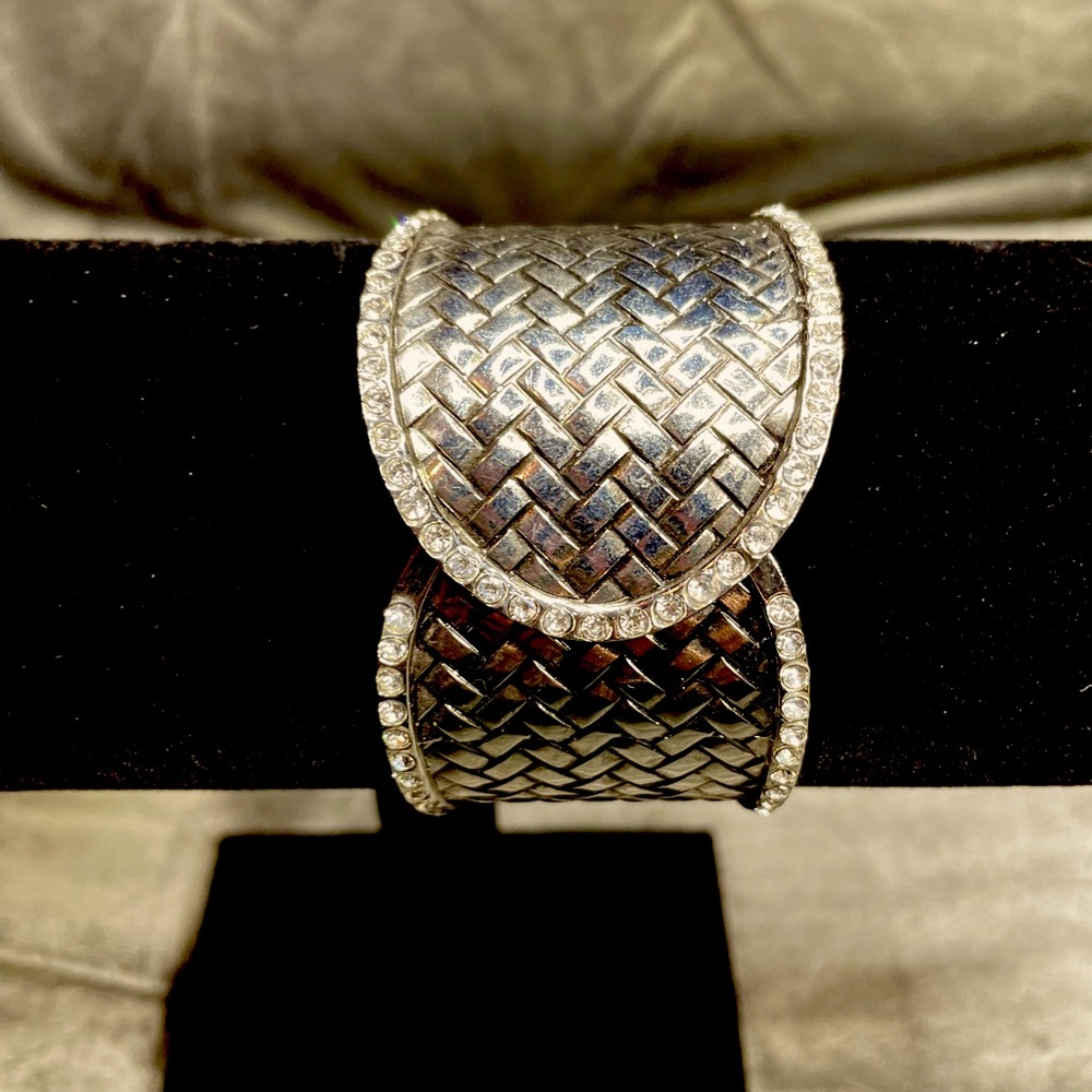 ELEGANT CUFF BRACELET